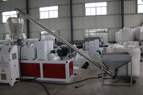 Linha de produção de extrusão de perfil composto de plástico de madeira para piso externo de painel de parede WPC FRP plano